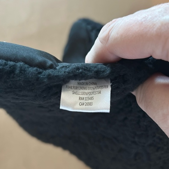 EUC Reversible black pull through scarf and matching mittens Super soft and warm - Picture 9 of 10